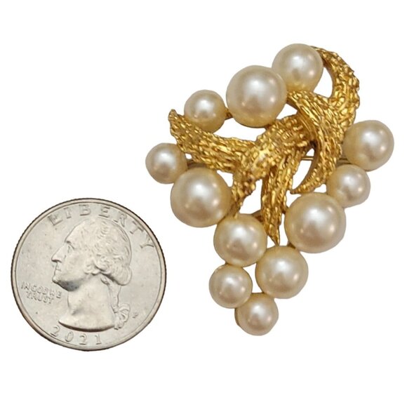Trifari Crown Over T Gold Tone Faux Pearl Grape Cluster Brooch Pin, Signed M748 - Picture 4 of 7